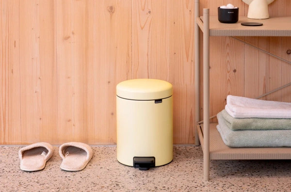 Мусорное ведро Brabantia NewIcon 233784 5 л, ванильно-желтое