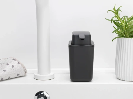 дозатор brabantia sinkside 302503 для жидкого мыла, темно-серый